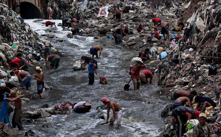 Trash piles collapse kills 4 in Guatemala