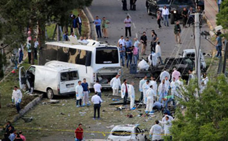 3 killed in bomb attack on police in Turkey