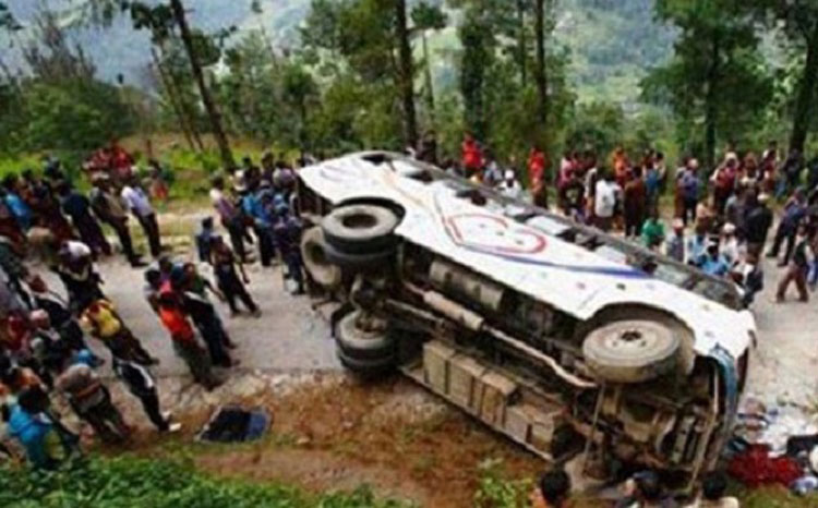 14 killed in India bus crash