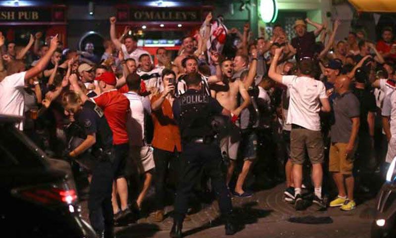 Euro:England fans clash with France police