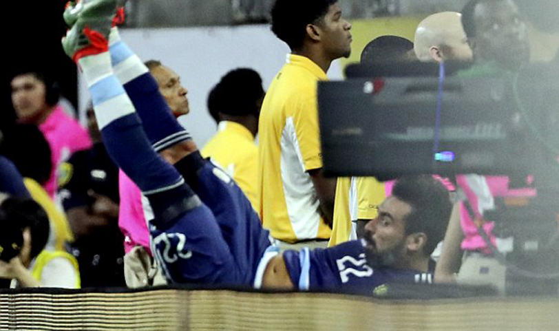 Lavezzi arm is broken