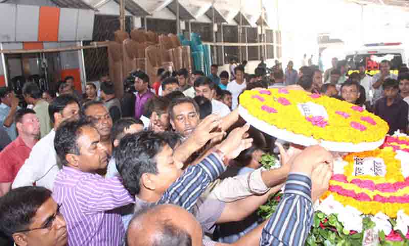 Pay last respects to journalist Santosh Mandal