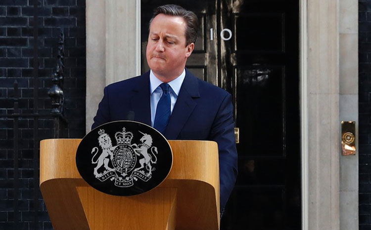 Cameron announces resignation