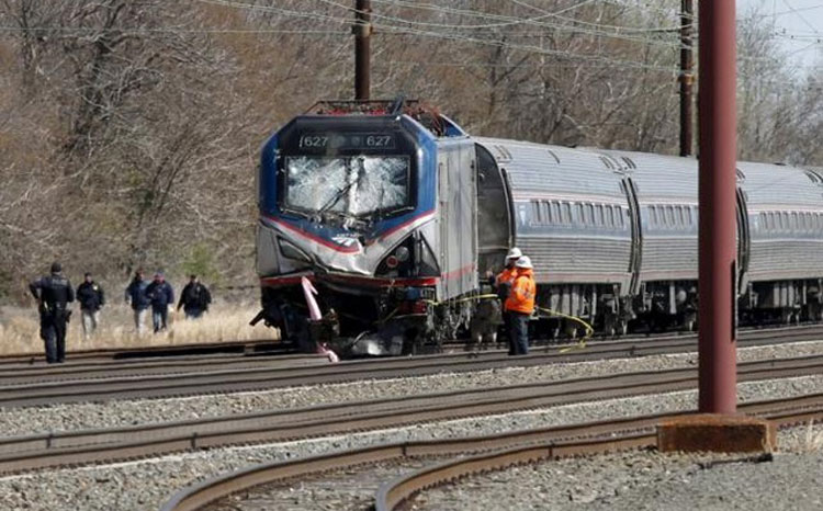 US train-minivan collision kills 5