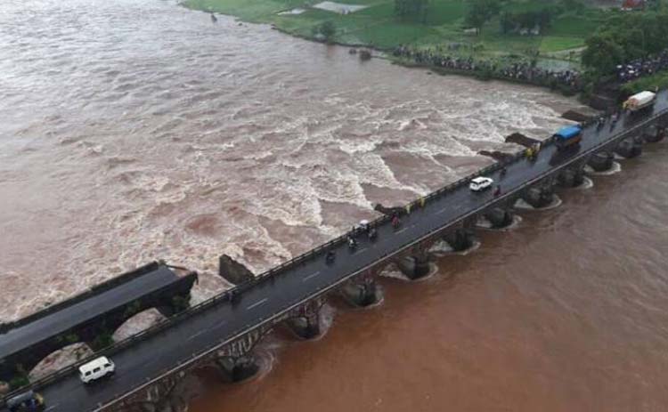 India bridge collapse:9 bodies recovered