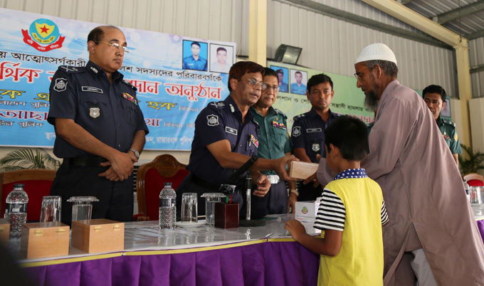 Savings give to killed police family