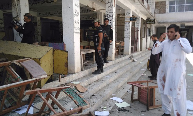 Pakistan court bombing kills 12