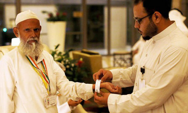 Hajj pilgrims to ensure the identity of the special bracelet