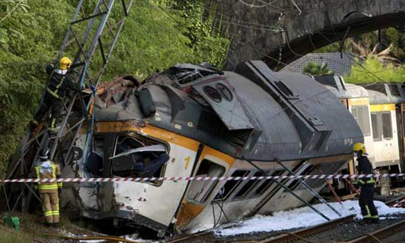 Spain train crash kills 4, injures 47