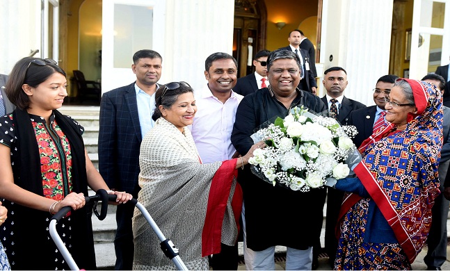 Prime minister has arrived in London on the way of Canada