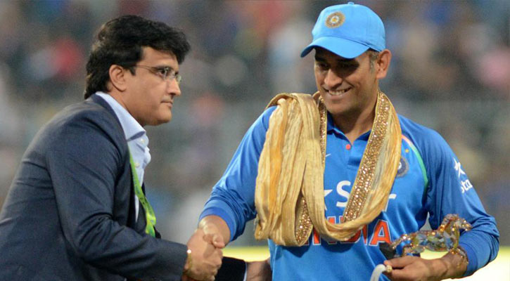 Dhoni receiving the Padma Bhushan award