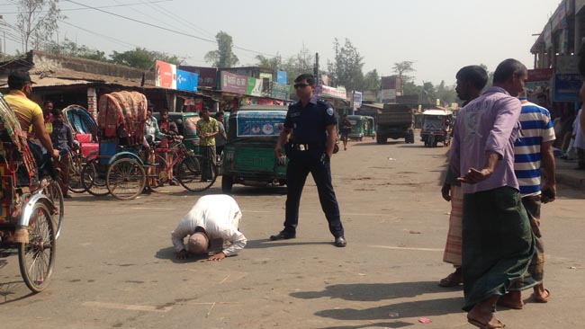 Inspector took the driver prostrate in the street by threating weapons