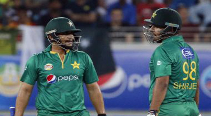 2 Pakistan players banned