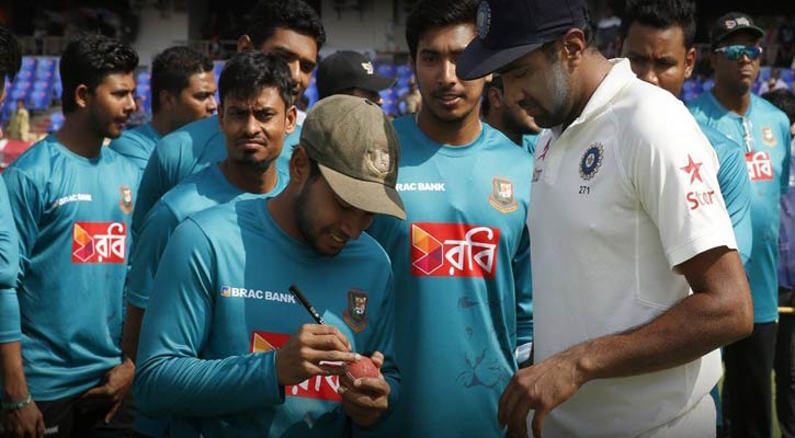 Ashwin took Mushfiqur Rahim autograph