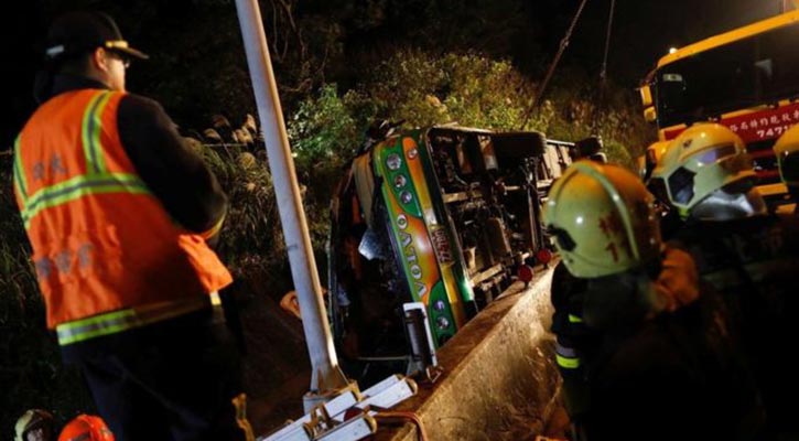 32 killed as bus overturns in Taiwan