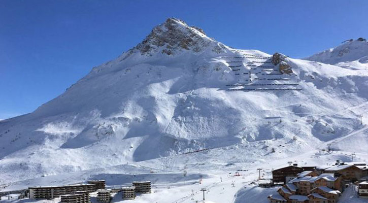 Ice collapse kills 4 in France