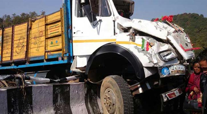 16 killed as truck overturns in India