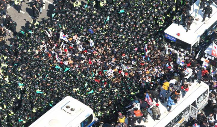 Park protests against the impeachment verdict,2 killed