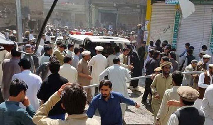 22 killed in bomb blast outside Shia mosque in Pakistan