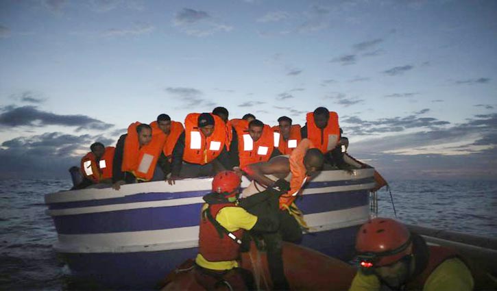 Sailor with 147 refugees in the Mediterranean