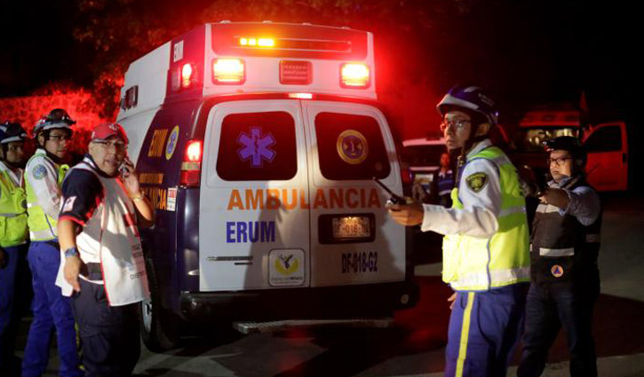 7 killed in concrete slab collapse in Mexico
