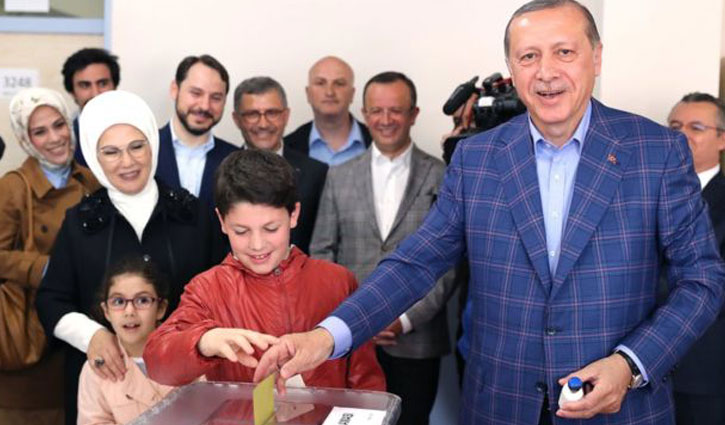 Referendum in Turkey:Erdovan camp next to a little distance