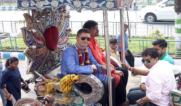 Michael Clarke celebrates Bangla New Year