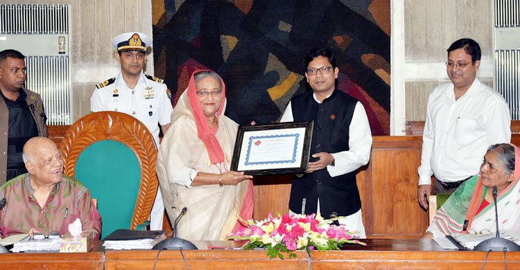 Giving the Global Mobile Government Award to the Prime Minister