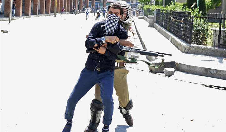 5 policemen killed in Kashmir violence