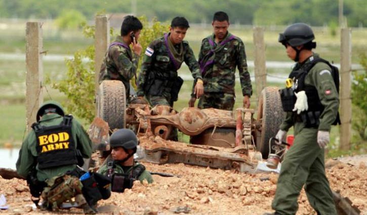 Six soldiers killed in road bomb blast in Thailand