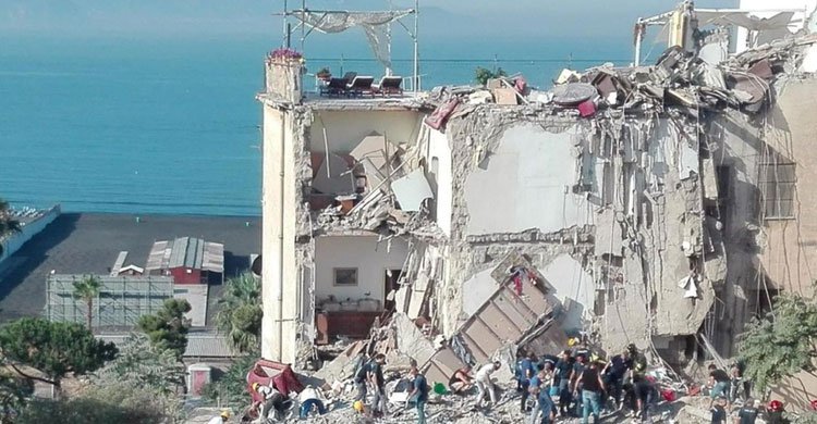 8 people missing in building collapse
