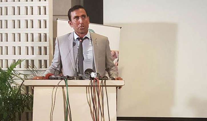 Younis bat at the auction