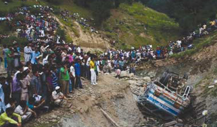 Amarnath journey bus crash kills 16 people