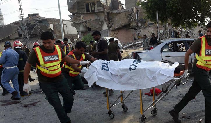 Suicide bomb attack in Pakistan killed 25