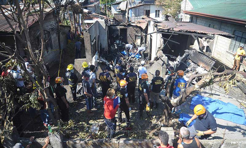 Plane collapses in the Philippines,killing 7