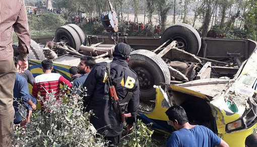 টাঙ্গাইলের কালিহাতীতে নিয়ন্ত্রণ হারিয়ে বাস খাদে: নিহত ২, আহত ২০ জন