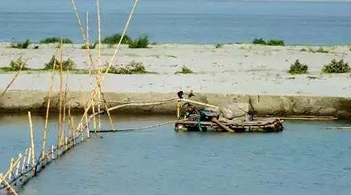 হুমকির মুখে আরিচা বন্দর-সহ শতাধিক প্রতিষ্ঠান পদ্মা-যমুনায় অবৈধ ড্রেজারে বালু-মাটি কাটার মহোৎসব