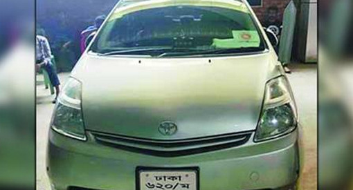 দামী গাড়িতে প্রধানমন্ত্রী কার্যালয়ের স্টিকার লাগিয়ে স্মার্ট দুই যুবকের অভিনব প্রতারনা !