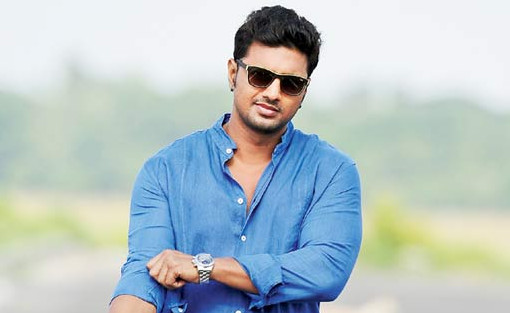দেবের সাথে কে সে সুন্দরী? জানলে অবাক হবেন।