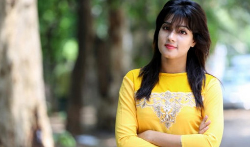 তিন বয়ফ্রেন্ড নিয়ে ইংল্যান্ডে উড়াল মাহিয়া মাহির