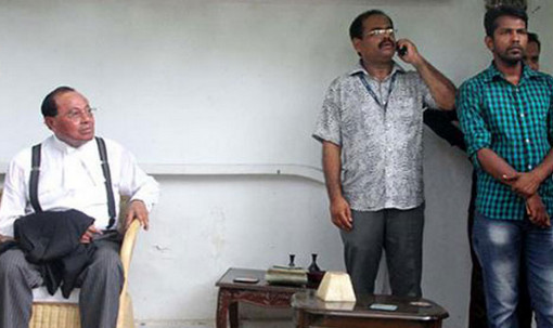 আত্মীয়ের বাসার ফ্লোরে রাত কাটালেন মওদুদ