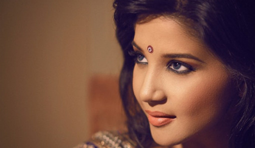স্বামী হোয়াটসঅ্যাপ দেখতে চাওয়ায় অস্ত্র নিয়ে ঝাঁপিয়ে পড়লেন স্ত্রী!