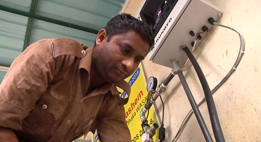আজব ব্যাপার এটিএম বুথ থেকে টাকার বদলে বের হচ্ছে পানি! ঘটনা সত্য (ভিডিও)