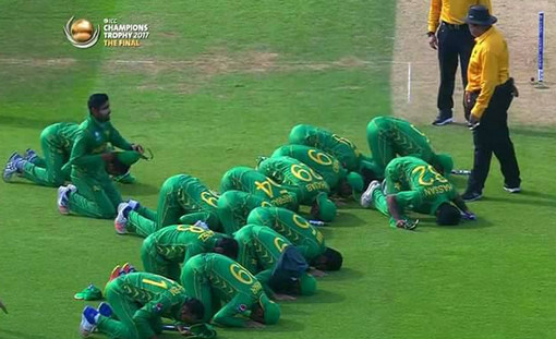 ভারতকে হারিয়ে সেজদায় লুটিয়ে পড়ে আল্লাহকে স্বরণ করলেন পাকিস্তানি ক্রিকেটাররা