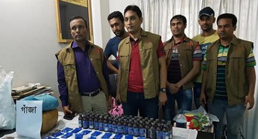 সাভারে এক ইউপি সদস্যসহ তিন মাদক ব্যবসায়ী আটক