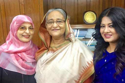 শাবানা আর মৌসুমীকে জড়িয়ে ধরলেন প্রধানমন্ত্রী!