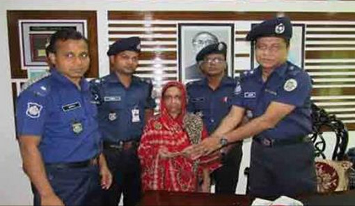অপহৃত শিশু উদ্ধারে সহায়তাকারী নারীকে পুরস্কৃত করলেন ঝালকাঠি পুলিশ সুপার