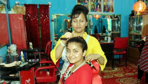 কেনাকাটা শেষে তরুনীদের ভিড় বিউটি পার্লারে