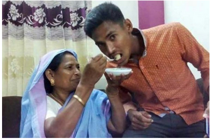ঈদে মায়ের হাতে মুস্তাফিজের পছন্দের খাবার