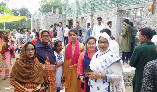 কালীগঞ্জের বোতল বাড়ি দেখতে মানুষের ঢল